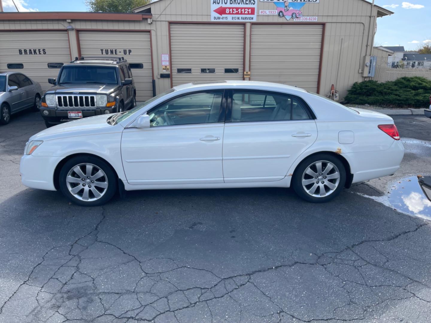 2006 Alpine White /Tan Toyota Avalon XLS (4T1BK36B26U) with an 3.5 V6 engine, AT transmission, located at 813 E Fairview Ave, Meridian , ID, 83642, (208) 336-8230, 43.618851, -116.384010 - Photo#0